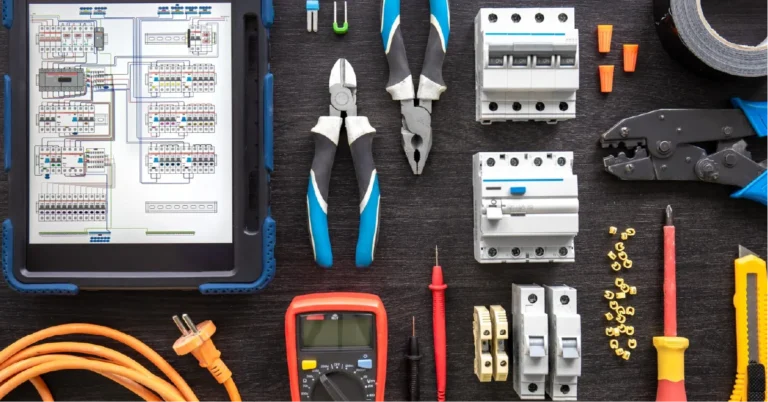 Grupo de herramientas eléctricas sobre una mesa