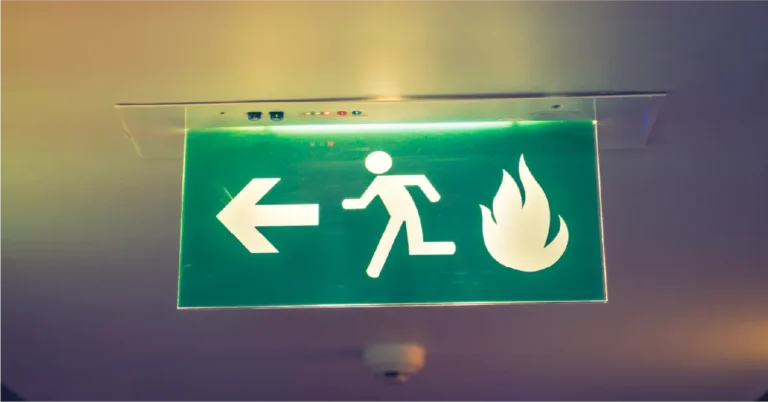 señal de iluminación de emergencia con icono de persona evacuando